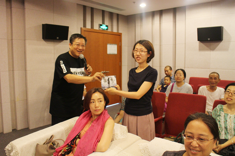 4郭老師為回答問題的讀者贈(zèng)送音樂專輯.jpg