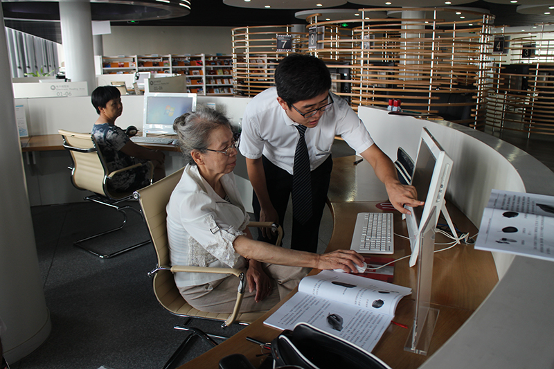 2.圖書館工作人員為老年讀者講解計算機知識.jpg