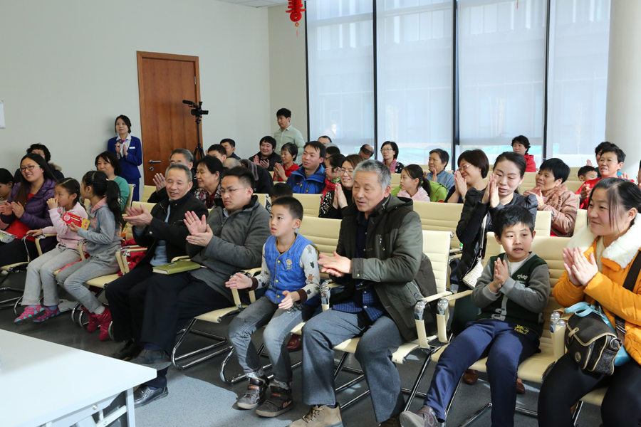 大家為李館長(zhǎng)的表演報(bào)以熱烈掌聲5.jpg