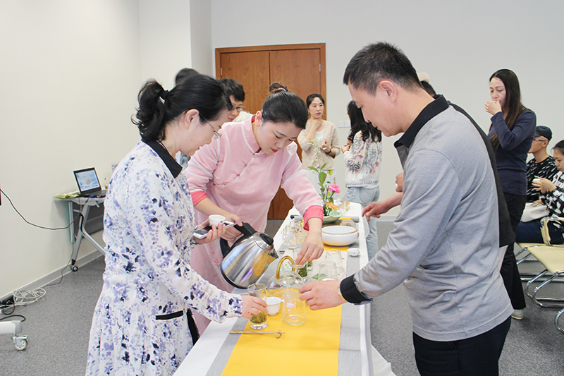 5老師將泡好的茶分發(fā)給大家進(jìn)行品嘗 - 副本.jpg