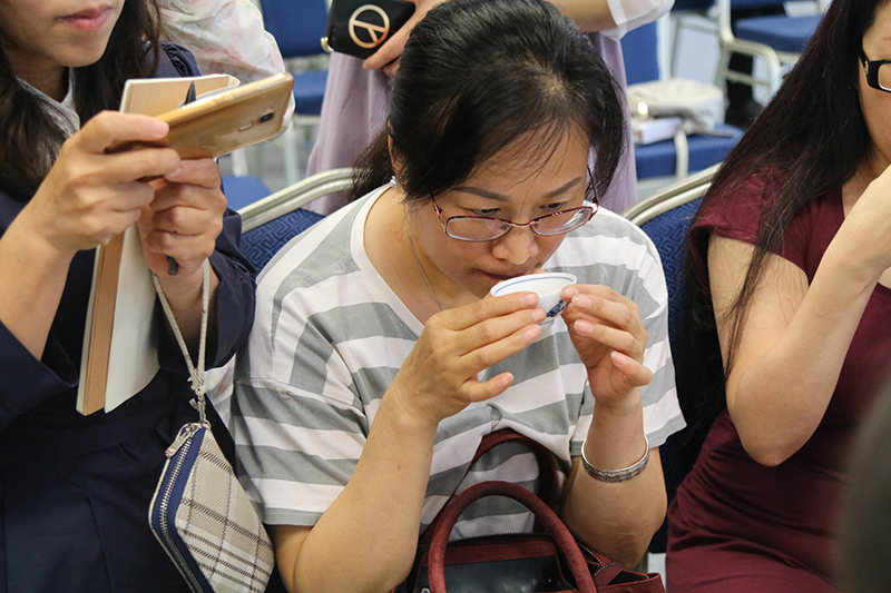 3.茶友們細品白茶.jpg